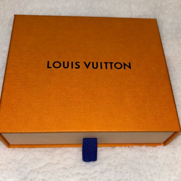 Louis Vuitton Multiple Wallet ‭4.5 x 3.5 x 0.6 inches ‬
‭length x Height x Width - Picture 3 of 7